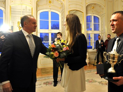Zľava: Prezident SR Andrej Kiska, víťazka Australian Open tenistka Tereza Mihalíková a jej otec Ľubomír počas prijatia v Prezidentskom paláci