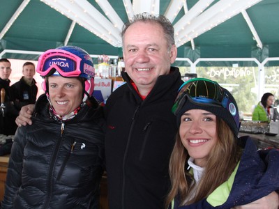 Prezident SR Andrej Kiska (v strede), reprezentantka v zjazdovom lyžovaní Veronika Velez-Zuzulová (vľavo) a reprezentantka v snoubordingu Klaudia Medlová