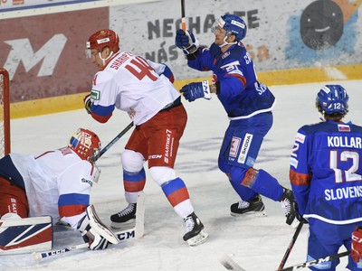 Tešiaci sa strelec gólu na 2:0 Michal Chovan, vpravo je Andrej Kollár (Slovensko), vľavo brankár Alexej Melničuk, druhý zľava Damir Šaripzianov (Rusko)
