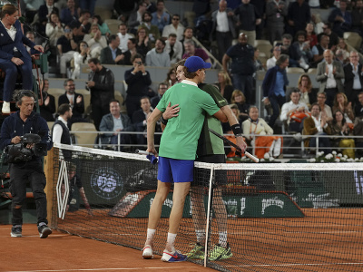 Na snímke taliansky tenista Jannik Sinner (vľavo) a Rus Andrej Rubľov sa objímajú po osemfinále na grandslamovom turnaji Roland Garros 