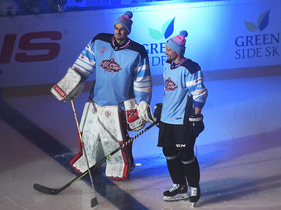 Zľava brankár Peter Hamerlík a Andrej Sekera počas hokejovej exhibície All Star Legendy 2024 Tím východ - Tím západ v Steel Aréne v Košiciach