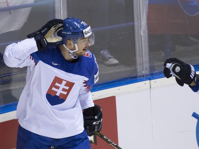 Na snímke strelec gólu slovenský hokejista Libor Hudáček (vľavo) a kapitán Andrej Sekera sa tešia  po zvýšení na 0:3 