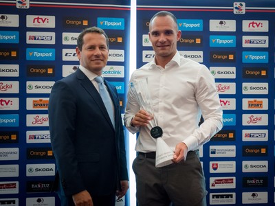 Andrej Sekera sa stal slovenským hokejistom roka 2016 a taktiež najlepším obrancom