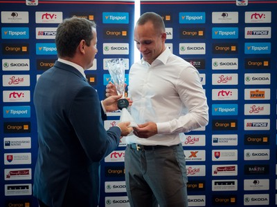 Andrej Sekera sa stal slovenským hokejistom roka 2016 a taktiež najlepším obrancom
