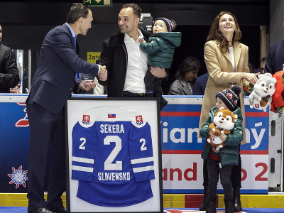 Na snímke zľava prezident Slovenského zväzu ľadového hokeja (SZĽH) Miroslav Šatan odovzdáva zarámovaný dres bývalému kapitánovi slovenskej hokejovej reprezentácie Andrejovi Sekerovi (druhý zľava), vpravo Katarína Sekerová, manželka Andreja Sekeru a ich dvaja synovia