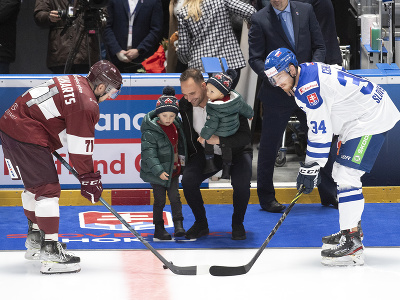Na snímke bývalý kapitán slovenskej hokejovej reprezentácie Andrej Sekera vhadzuje symbolicky puk