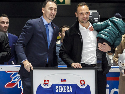 Na snímke zľava prezident Slovenského zväzu ľadového hokeja (SZĽH) Miroslav Šatan odovzdáva zarámovaný dres bývalému kapitánovi slovenskej hokejovej reprezentácie Andrejovi Sekerovi