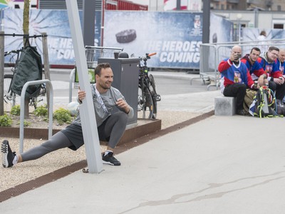 Slovenský hokejový reprezentant Andrej Sekera počas rozcvičky pred tréningom