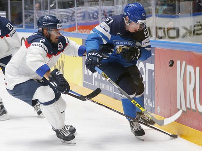 Andrej Sekera a Tomi Sallinen v súboji