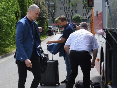 Vľavo Marek Ďaloga a uprostred kapitán Andrej Sekera počas odchodu na svetový šampionát do Dánska