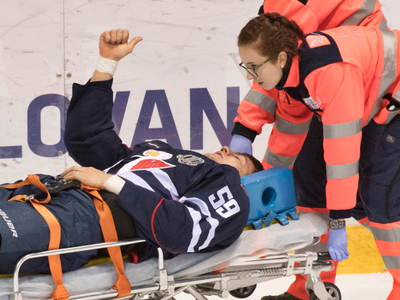 Na snímke zranený hokejista Andrej Šťastný (Slovan), ktorého záchranári po narazení súperom na mantinel odnášajú na vyšetrenie do nemocnice