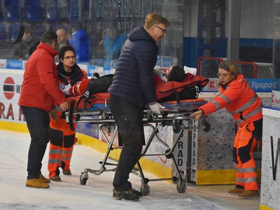 Na snímke záchranári odvážajú na nosidlách zraneného hráča Banskej Bystrice Andreja Šťastného v zápase 33. kola hokejovej Tipsport Ligy