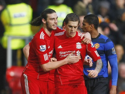 Andy Carroll a Daniel Agger sa tešia z gólu