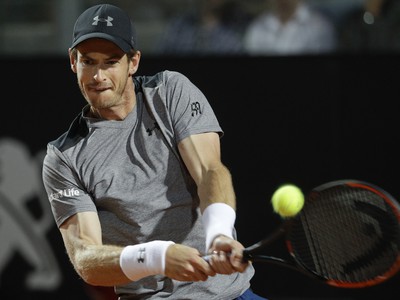 Britský tenista Andy Murray odvracia úder