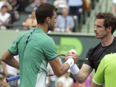 Smutný Brit Andy Murray si podáva ruku so svojím premožiteľom Bulharom Grigorom Dimitrovom 