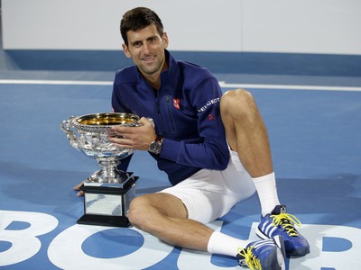 Novak Djokovič s trofejou pre víťaza