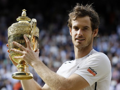 Andy Murray sa teší z triumfu na Wimbledone