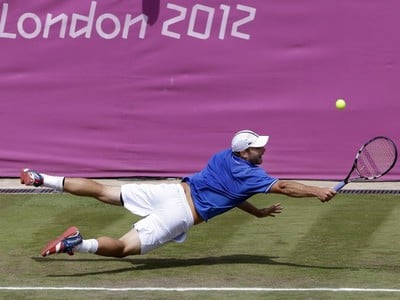 Andy Roddick v akrobatickej pozíciie počas zápasu s Martinom Kližanom