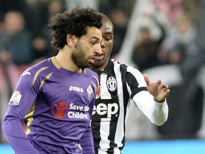 Mohamed Salah a Angelo Ogbonna v súboji o loptu
