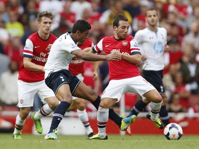 Santi Cazorla a Paulinho v súboji o loptu
