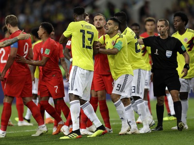 Hráči Anglicka a Kolumbie sa hádajú v zápase osemfinále MS vo futbale