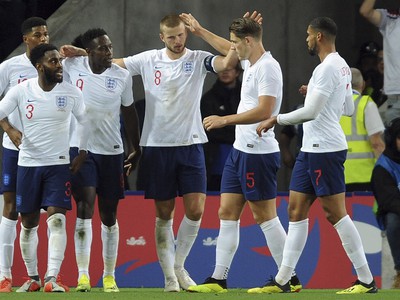 Hráči Anglicka sa radujú z gólu 