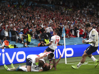 Futbalisti Anglicka oslavujú gól do siete Dánska