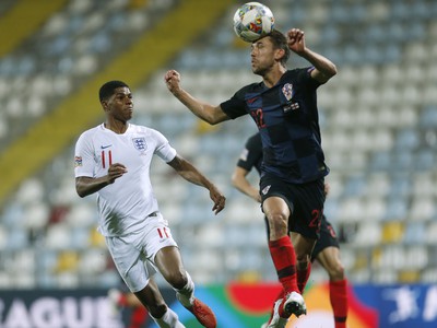 Na snímke hráč Anglicka Marcus Rashford (vľavo) a hráč Chorvátska Josip Pivarič
