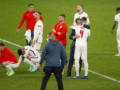 Sklamaní anglickí futbalisti po prehre vo finále EURO 2020