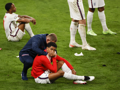 Sklamaní anglickí futbalisti po prehre vo finále EURO 2020