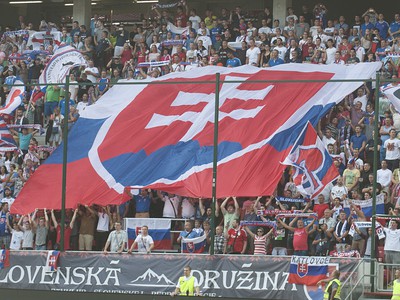 Slovenskí fanúšikovia počas zápasu s Anglickom