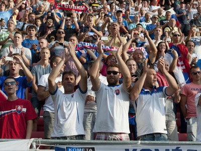 Slovenskí fanúšikovia počas zápasu s Anglickom