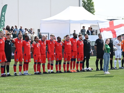 Hráči Anglicki stoja počas hymny pred zápasom Slovensko - Anglicko na prestížnom turnaji v malom futbale EMF Nations Games 2023 v Galante