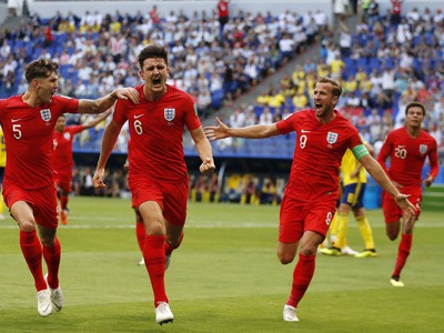 Anglický futbalista Harry Maguire(uprostred) sa raduje zo svojho gólu 