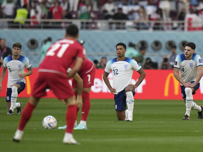 Anglickí hráči kľačia pred zápasom s Iránom