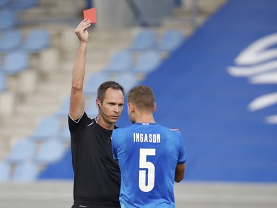 Sverrir Ingason videl v zápase s Anglickom červenú kartu