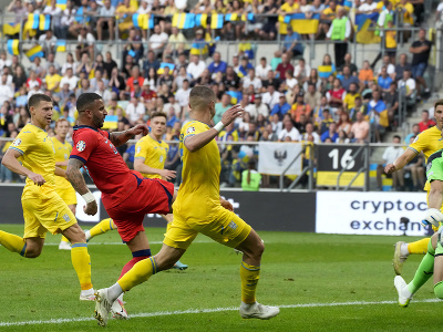 Kyle Walker (v červenom) medzi ukrajinskými hráčmi