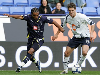 Sam Ricketts a Assou-Ekotto v súboji