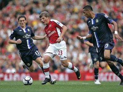 Andrey Arshavin sa prebíja obranou Blackburnu