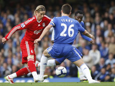 Fernando Torres sa snaží preisť cez Johna Terryho