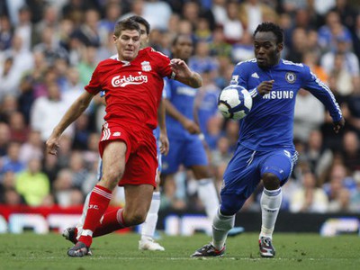 Steven Gerrard a Michael Essien v súboji