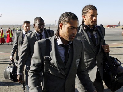 David James, Glen Johnson, Emile Heskey a Frank Lampard na letisku v Johannesburgu