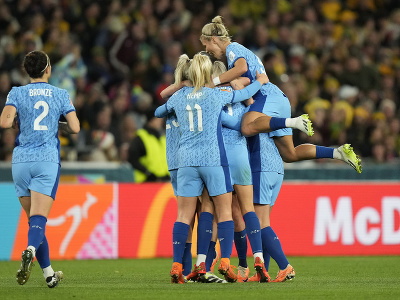 Anglická futbalistka Ella Tooneová sa teší z gólu so spoluhráčkami v semifinálovom zápase Austrália - Anglicko na majstrovstvách sveta vo futbale žien