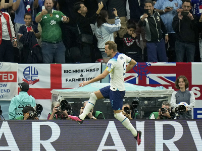 Harry Kane oslavuje vyrovnávajúci penaltový gól do siete Huga Llorisa