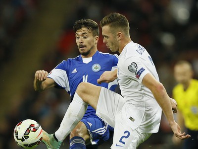 Calum Chambers a Matteo Vitaoli v súboji o loptu