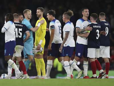 Hráči Anglicka a Škótska si podávajú ruky po priateľskom zápase