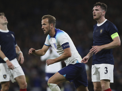 Kapitán Albionu Harry Kane oslavuje gól v sieti Škótska