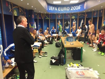 Prezident SR Andrej Kiska (uprostred) v šatni slovenskej futbalovej reprezentácie ďakuje hráčom po zápase s Anglickom