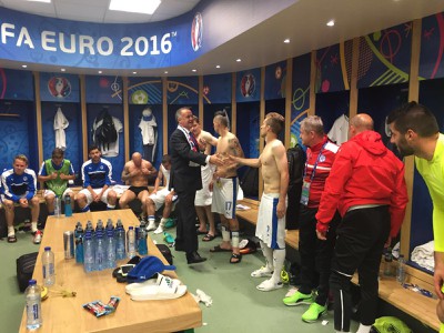 Prezident SR Andrej Kiska (uprostred) v šatni slovenskej futbalovej reprezentácie ďakuje hráčom po zápase s Anglickom