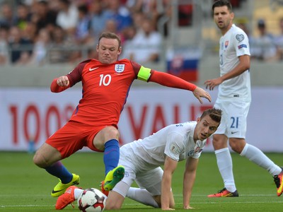 V strede Ján Greguš (Slovensko), vľavo Wayne Rooney (Anglicko) a vpravo Michal Ďuriš (Slovensko)